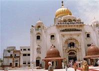 gurdwara-bangla-sahib1_150.jpg (11607 bytes)