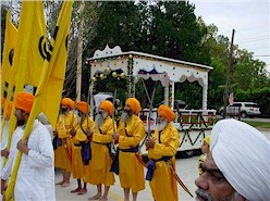 211103_houston-nagarkirtan1_250.jpg (26200 bytes)